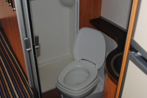 10-luxe-hymer-camper-huren-oosterwolde-toilet