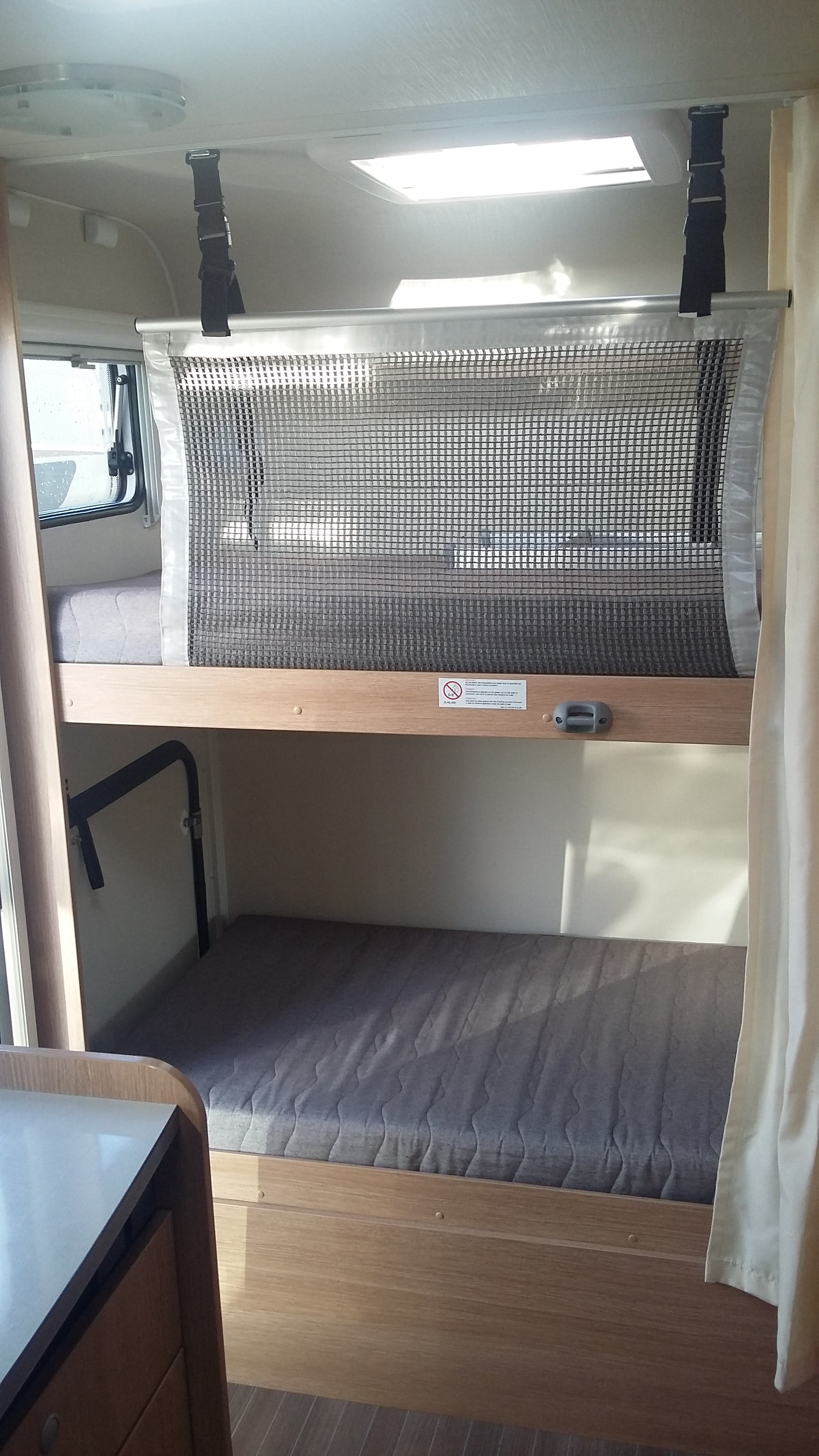 Stapelbed val net Noorderzon Campers