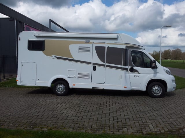 17 Carado T334 Jl 452 F M3961 Noorderzon Campers