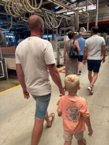 Geert en Daan in fabriek